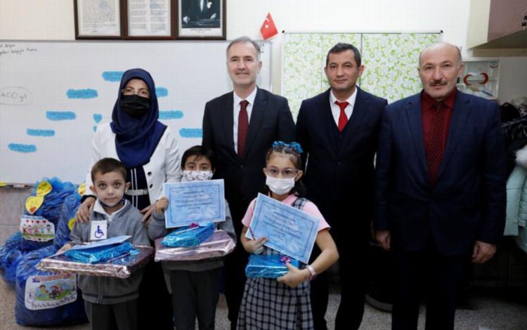 Bursa İnegöl’de öğrenciler 100 kilogram mavi kapak topladı Bursa İnegöl’de öğrenciler 100 kilogram mavi kapak topladı