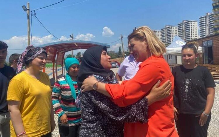 İzmit afet bölgesinde yaraları sarmayı sürdürüyor İzmit afet bölgesinde yaraları sarmayı sürdürüyor