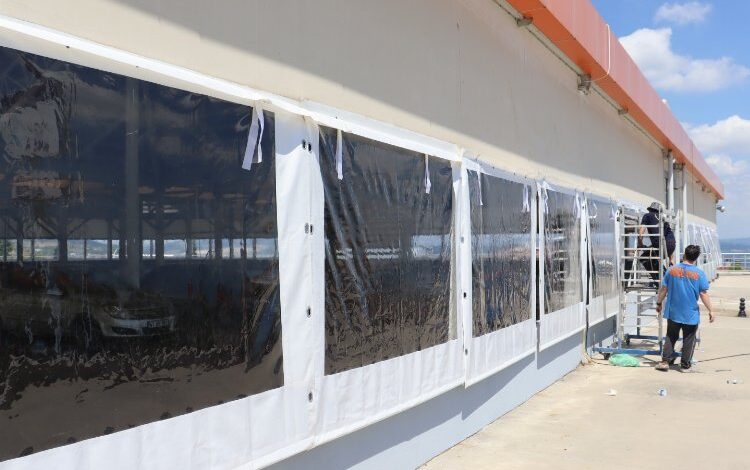 İzmit ‘Ayazma Kapalı Pazar’da şeffaf brandalar yenilendi İzmit ‘Ayazma Kapalı Pazar’da şeffaf brandalar yenilendi