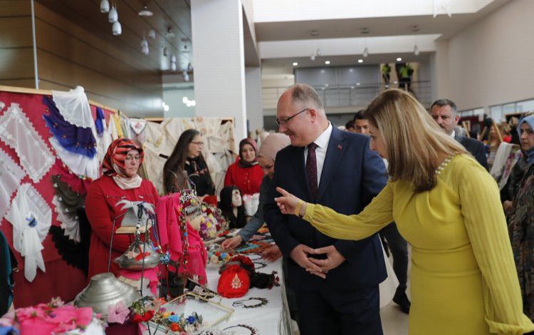 Sivas’ta kursiyerlerin el emekleri görücüye çıktı Sivas’ta kursiyerlerin el emekleri görücüye çıktı