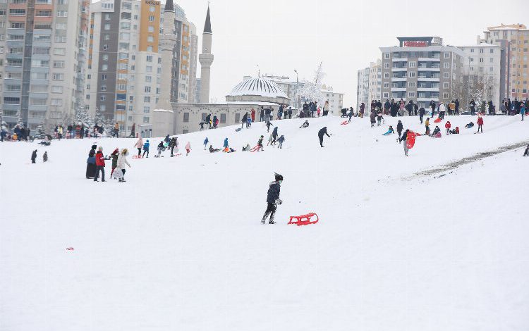 Kayseri Talas’ta 7’den 70’e herkes kayakta