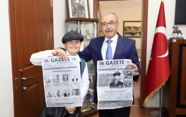 Gelibolulu çocuk, Cumhuriyetin ilanını duyurdu Gelibolulu çocuk, Cumhuriyetin ilanını duyurdu