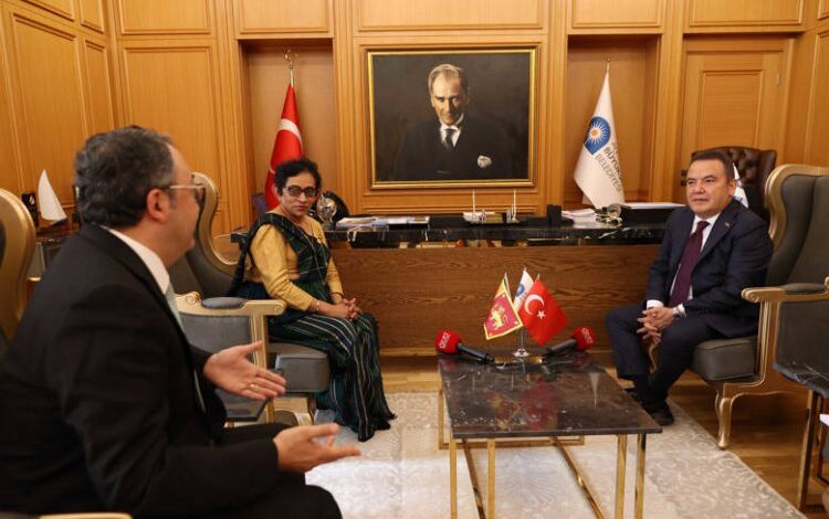 Sri Lanka Büyükelçisi’nden Başkan Böcek’e ziyaret Sri Lanka Büyükelçisi’nden Başkan Böcek’e ziyaret