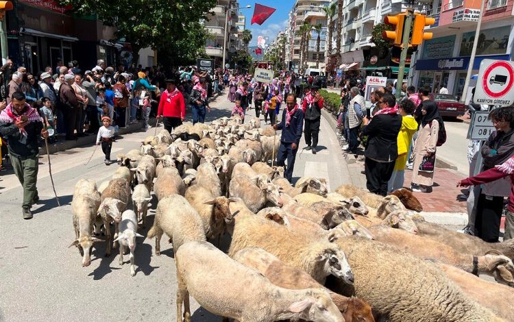 Antalya’da Yörükler temsili göç ettiler Antalya’da Yörükler temsili göç ettiler