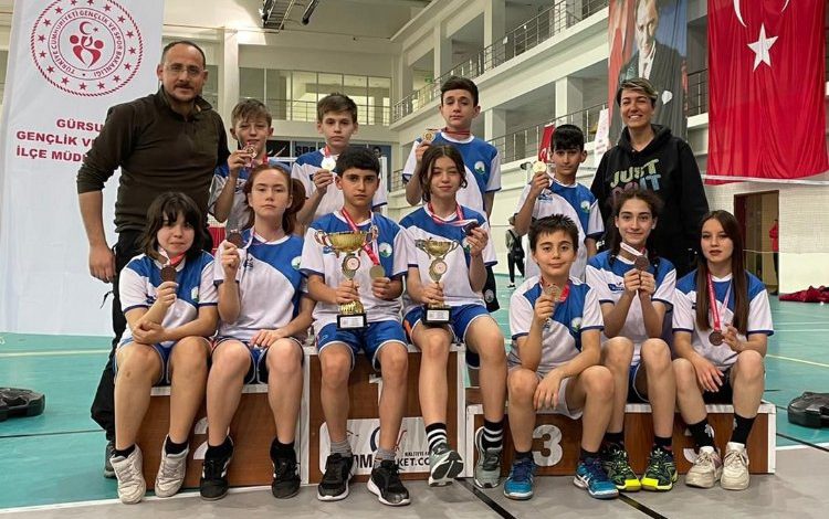 Bursa Osmangazi’de okul sporlarında çifte başarı