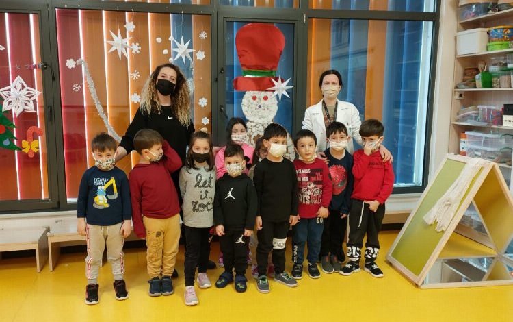 Kocaeli İzmit Çınar Çocuk Evi’nde köpüren bardaklar deneyi Kocaeli İzmit Çınar Çocuk Evi’nde köpüren bardaklar deneyi