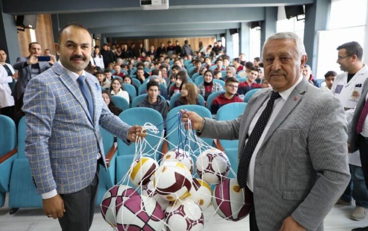 Başkan Zeybek gençlerle buluştu Başkan Zeybek gençlerle buluştu