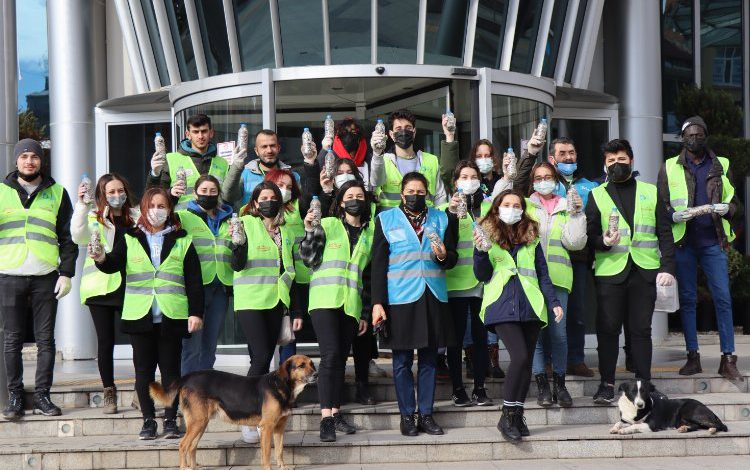KOÜ’lü gençler 3 bin adet izmarit topladı KOÜ’lü gençler 3 bin adet izmarit topladı