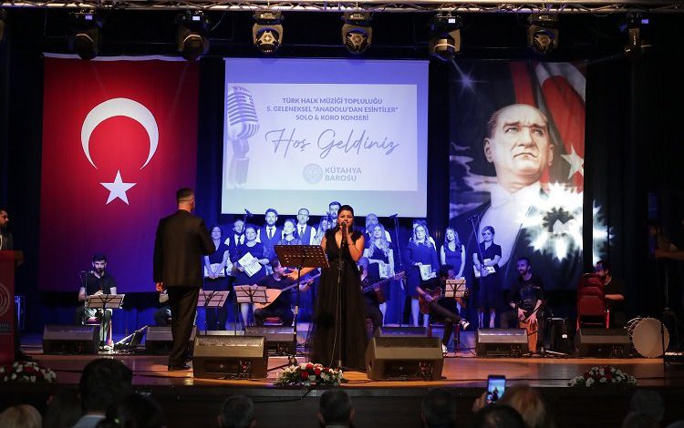 Kütahya’da avukatların sesinden türkü konseri