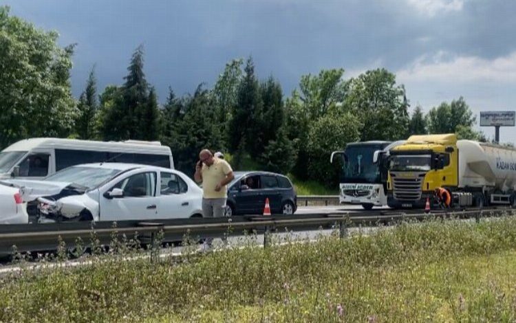 Zincirleme kaza Anadolu Otoyolu’nu kilitledi!