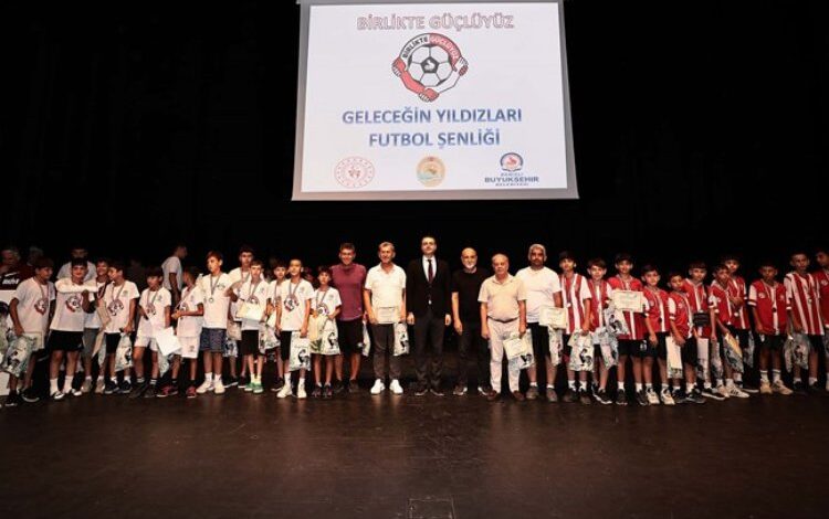 Geleceğin Yıldızları madalyalarını aldı