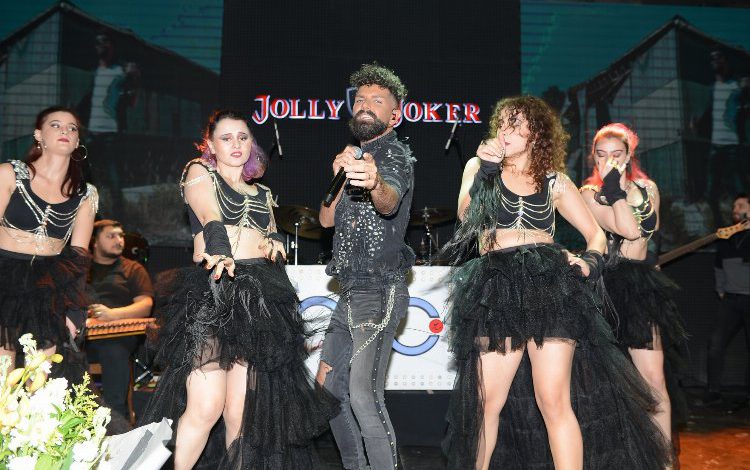 Mehmet Çevik yeni yaşını sahnede kutladı Mehmet Çevik yeni yaşını sahnede kutladı