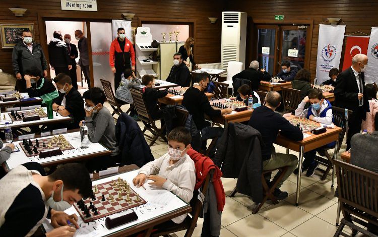 Bursa’da satranç tutkunları Osmangazi’de buluştu Bursa’da satranç tutkunları Osmangazi’de buluştu