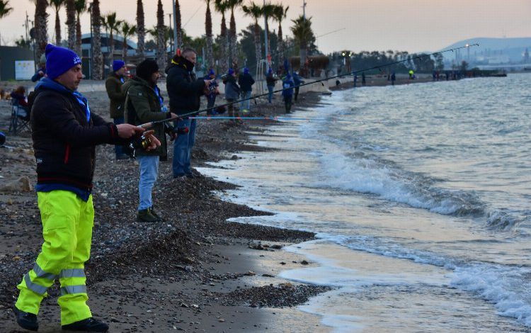 İzmir’de mavi bayraklı Aliağa’da oltalar yarıştı