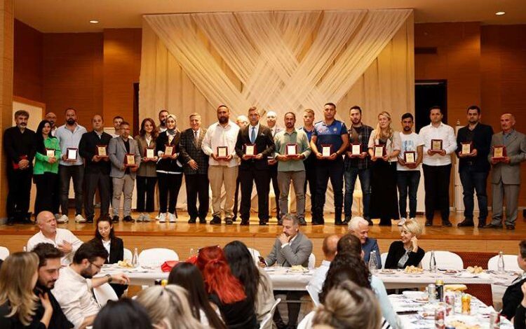 Başkan Ocaklı’dan Şile personeline vefalı plaketler Başkan Ocaklı’dan Şile personeline vefalı plaketler