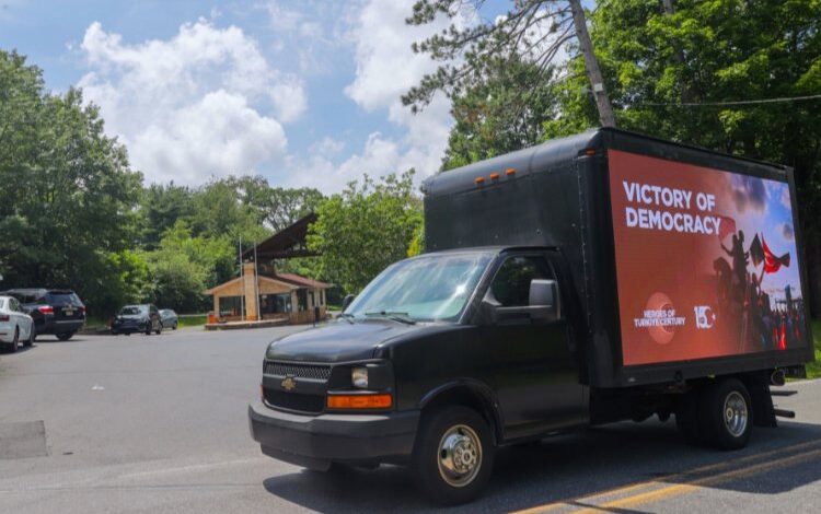 Pensilvanya’da ‘İletişim’den araçlı ve uçaklı gösteriler Pensilvanya’da ‘İletişim’den araçlı ve uçaklı gösteriler