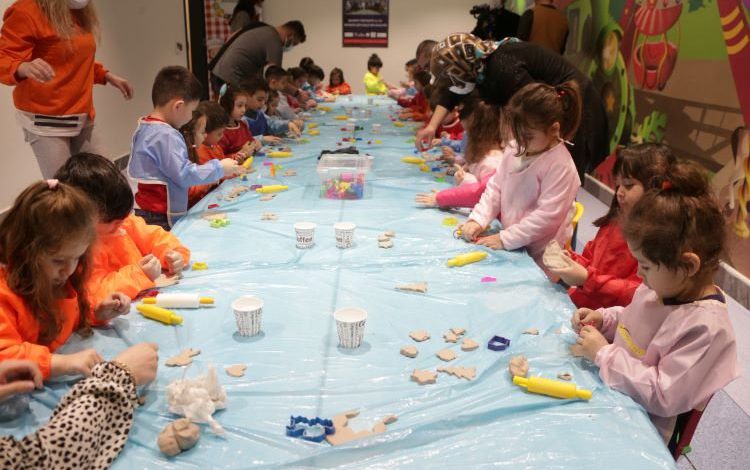 Kütahya’da çocuklar çini sanatıyla tanışıyor