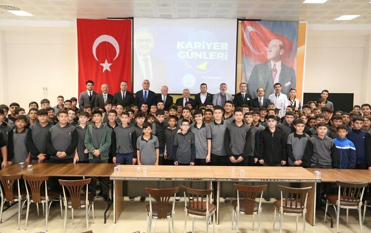 Memduh Büyükkılıç’tan Kariyer Günleri’nde deneyim paylaşımı Memduh Büyükkılıç’tan Kariyer Günleri’nde deneyim paylaşımı