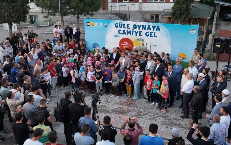 Çocuklar Konya’da ‘güle oynaya camiye’ gitti