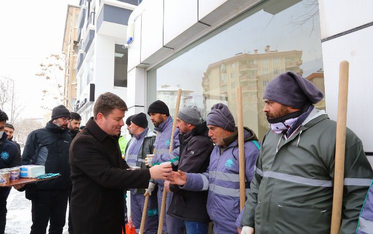 Başkan Dinçer sahada çalışan ekiplere Aksaray Pekmezi ikram etti
