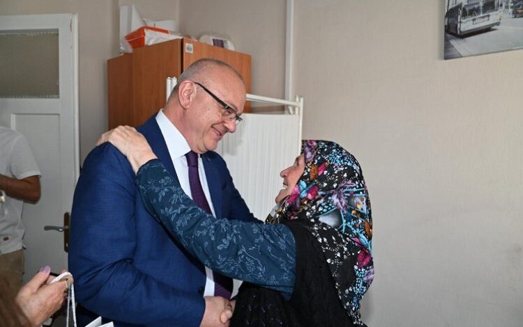 Manisa protokolünden huzurevi ziyareti