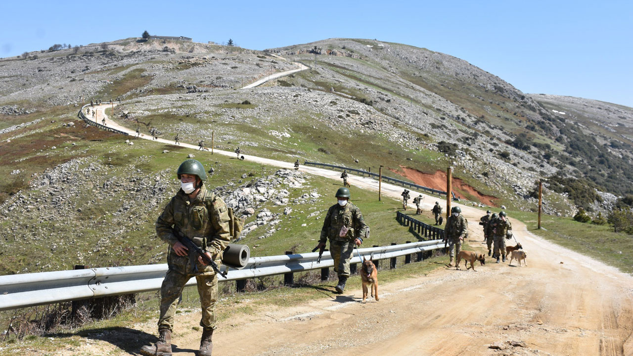 Bursa’da askeri köpek eğiticileri tatbikat yaptı