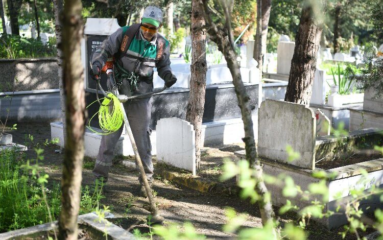 Çayırova’nın mezarlıkları bayrama hazır