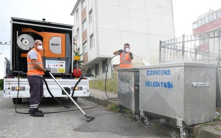 Çayırova’da çöp konteynerleri yerinde yıkanıyor Çayırova’da çöp konteynerleri yerinde yıkanıyor