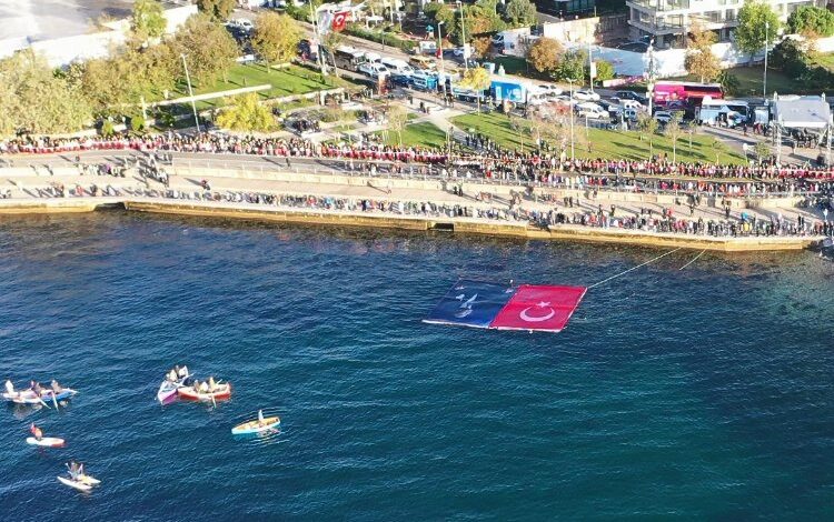 İstanbul Kadıköy’de karada, denizde, havada Ata’ya saygı zinciri İstanbul Kadıköy’de karada, denizde, havada Ata’ya saygı zinciri