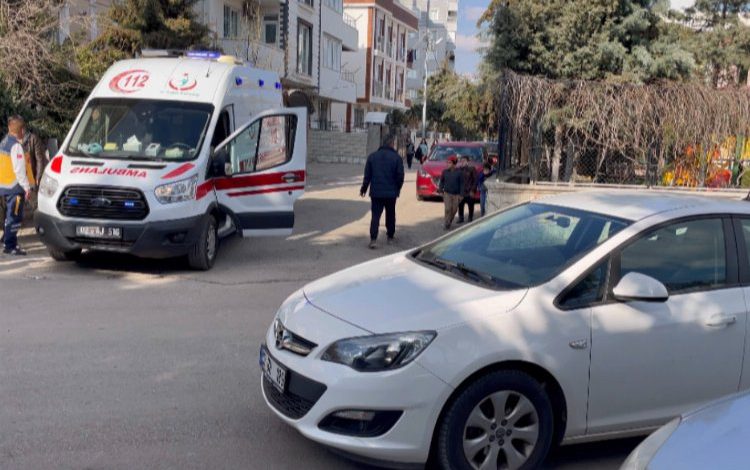 Aniden yola fırlayan çocuğa otomobil çarptı Aniden yola fırlayan çocuğa otomobil çarptı