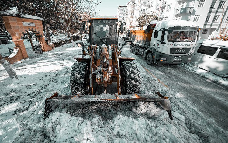 Malatya’da ana arterlerde kar kaldırma çalışmaları devam ediyor