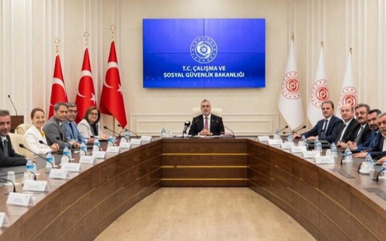 Bakan Işıkhan deprem illerinin taleplerini dinledi Bakan Işıkhan deprem illerinin taleplerini dinledi