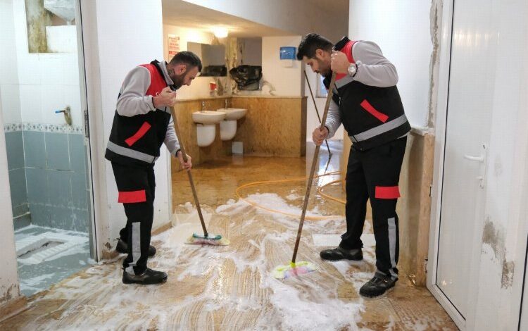 Acil temizlik timi görev başında