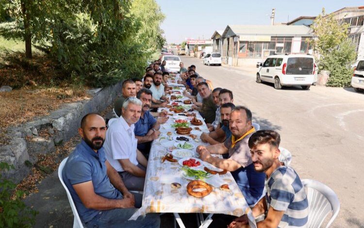 Nevşehir protokolü esnafla kahvaltıda buluştu