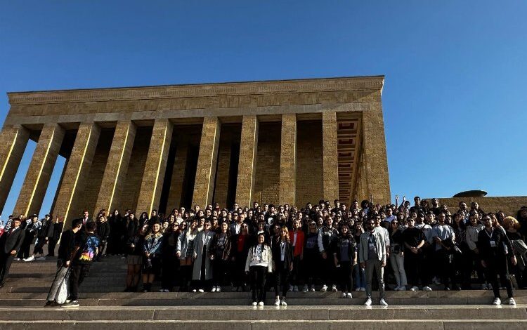 Genç İzmirliler Ata’nın huzurunda Genç İzmirliler Ata’nın huzurunda