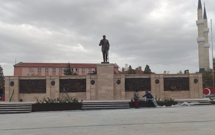 Keşan’da Atatürk Anıtı meydandaki yerini aldı