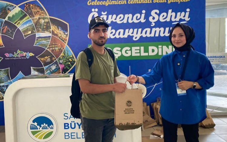 Sakarya üniversite için gelen öğrencileri karşıladı