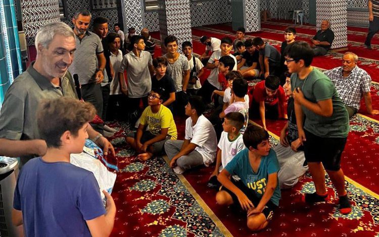 Bursa Mudanya’da aralıksız sabah namazına katılan öğrenciler ödüllendirildi Bursa Mudanya’da aralıksız sabah namazına katılan öğrenciler ödüllendirildi