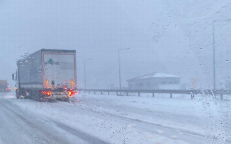 Bugün bir çok şehir güne bembeyaz başladı Bugün bir çok şehir güne bembeyaz başladı