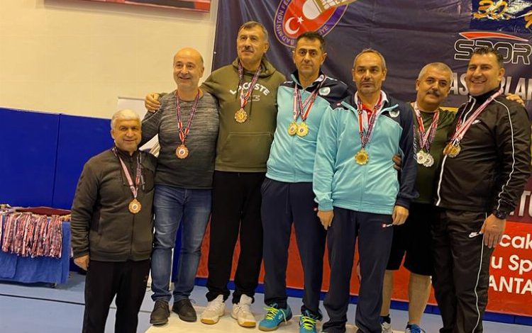 Niğde Veteran Badminton takımından 10 madalya