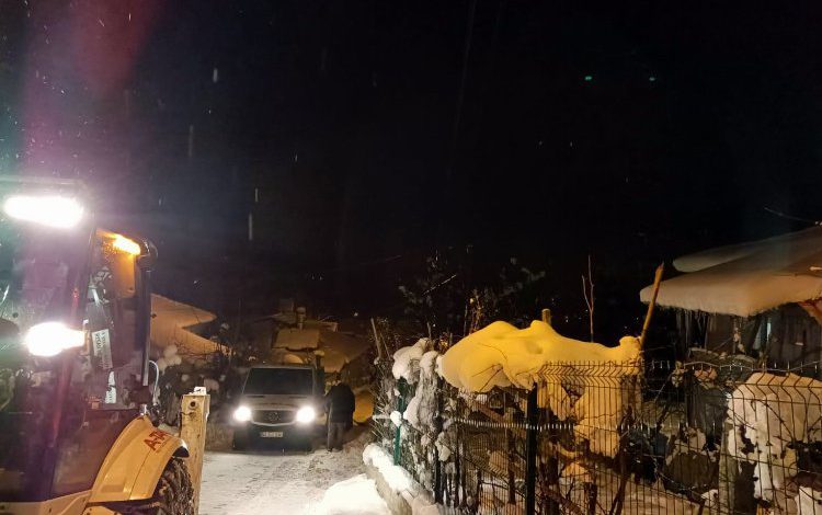 Kocaeli Büyükşehir A Takımı, karda mahsur kalanları kurtardı Kocaeli Büyükşehir A Takımı, karda mahsur kalanları kurtardı