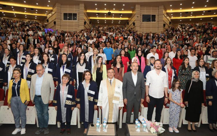 ERÜ Sağlık Bilimleri Fakültesi’nde mezuniyet heyecanı