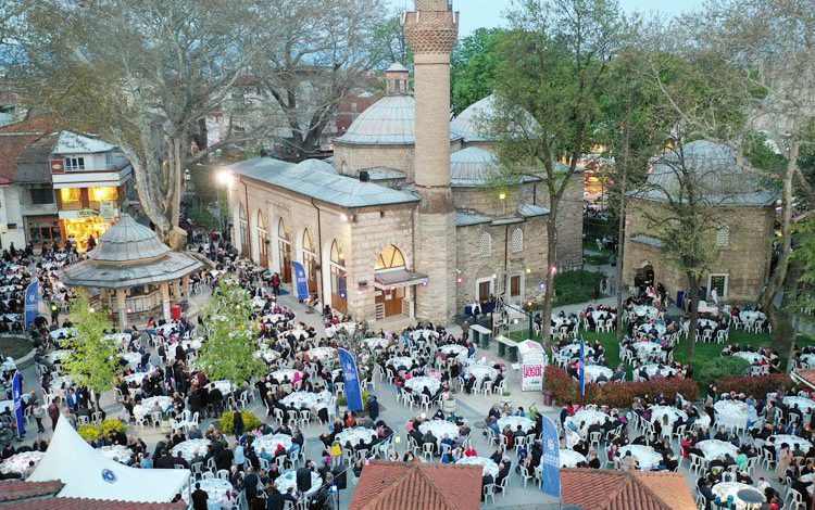 Bursa İnegöl’de tarihi meydan iftar sofrasına dönüştü