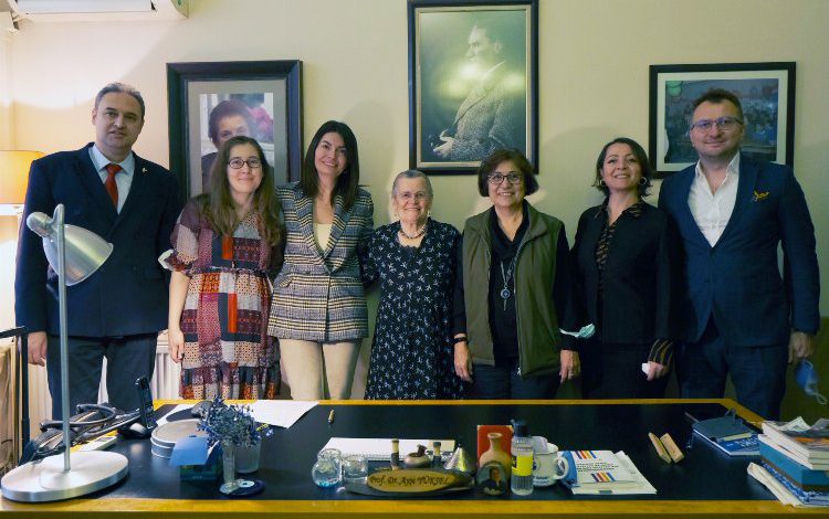 Annelerini kaybetmiş ve istismara maruz bırakılan çocuklara burs