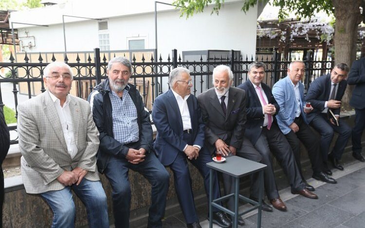 Memduh Büyükkılıç esnafla buluştu