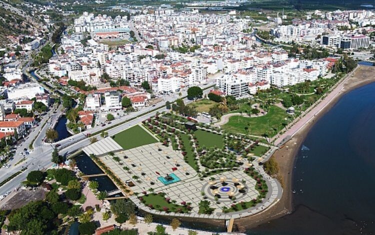 Finike Cumhuriyet Meydanı Sefo ile açılıyor