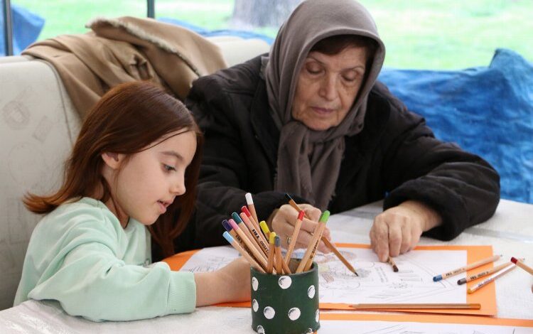 Çocuklar YADEM’de yaşlılarla resim yaptı Çocuklar YADEM’de yaşlılarla resim yaptı