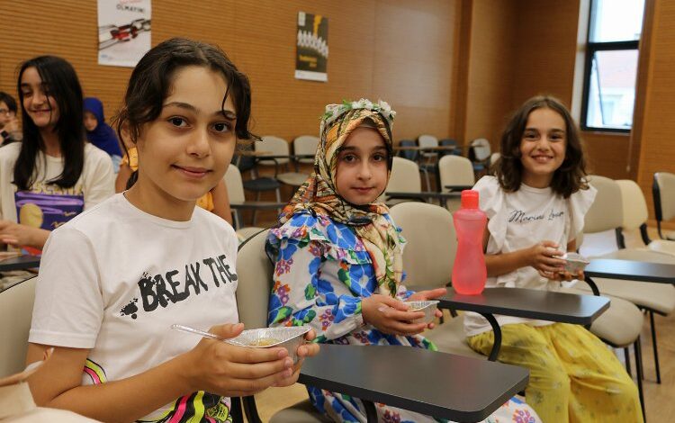 Adapazarı SGM’de öğrenciler aşure etkinliğinde buluştu Adapazarı SGM’de öğrenciler aşure etkinliğinde buluştu