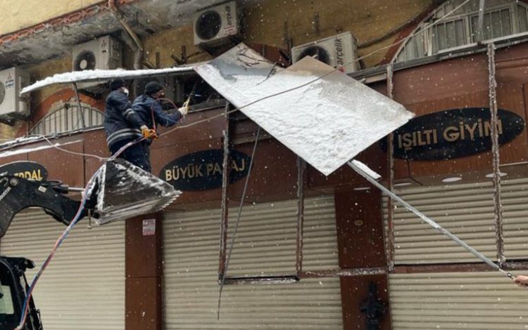 Başkan Şahin Gaziler Caddesi’nde inceleme yaptı Başkan Şahin Gaziler Caddesi’nde inceleme yaptı