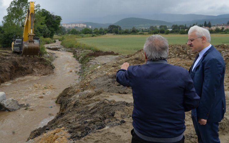 Vali Kılıç, taşkın sonrası çalışmaları yerinde inceledi Vali Kılıç, taşkın sonrası çalışmaları yerinde inceledi